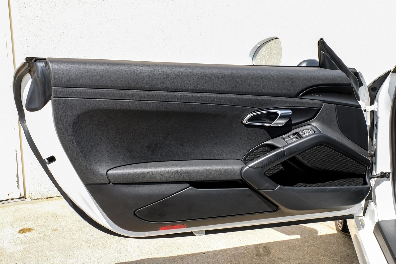 Porsche Cayman Vehicle Main Gallery Image 29