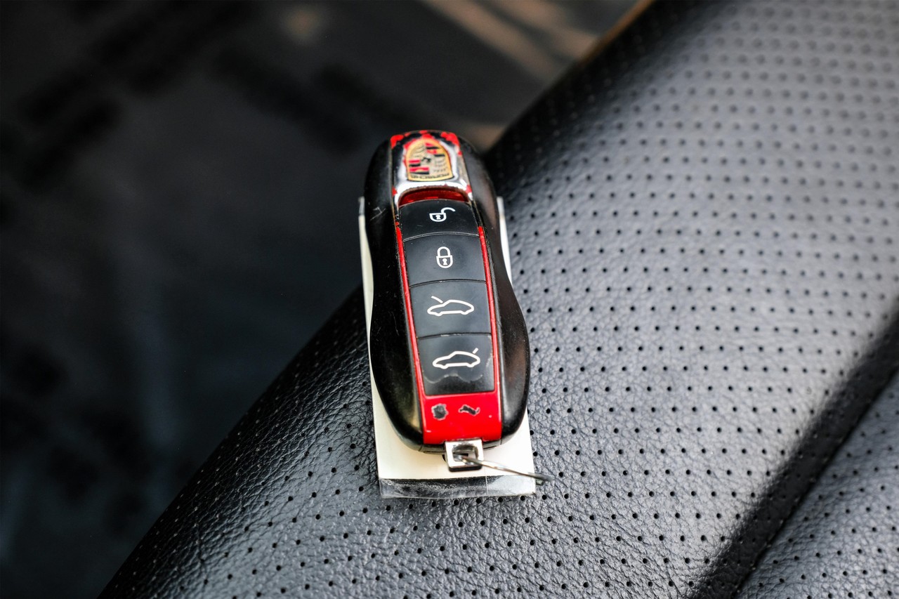 Porsche Cayman Vehicle Main Gallery Image 43