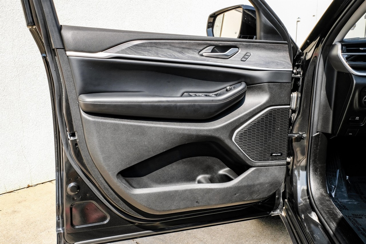 Jeep Grand Cherokee 4xe Vehicle Main Gallery Image 40