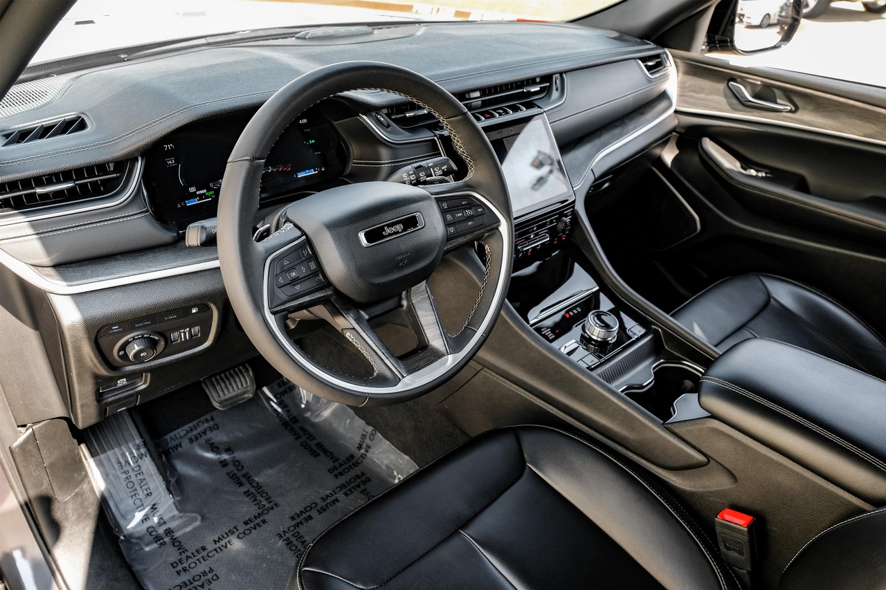 Jeep Grand Cherokee 4xe Vehicle Main Gallery Image 03