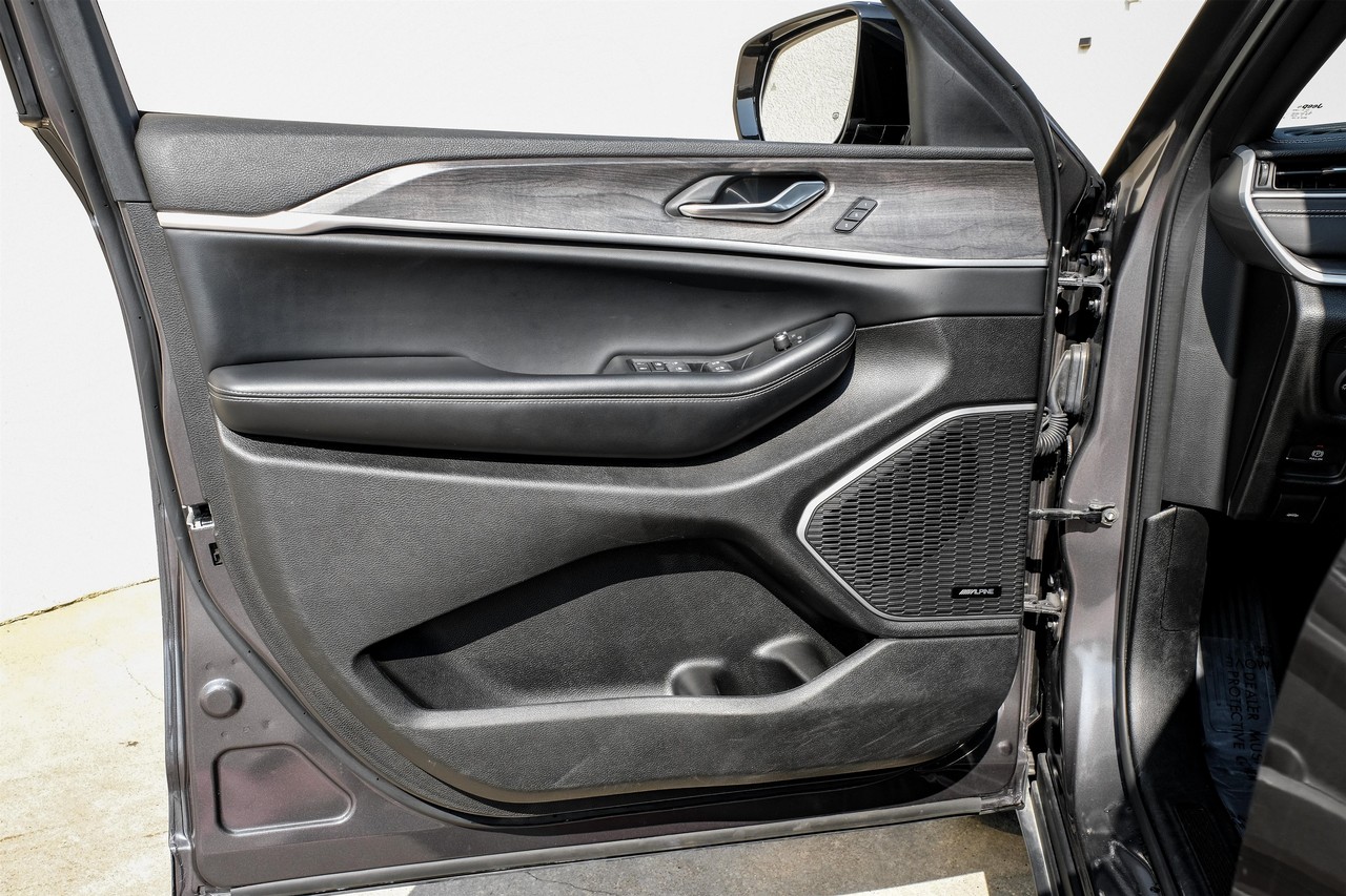 Jeep Grand Cherokee 4xe Vehicle Main Gallery Image 36