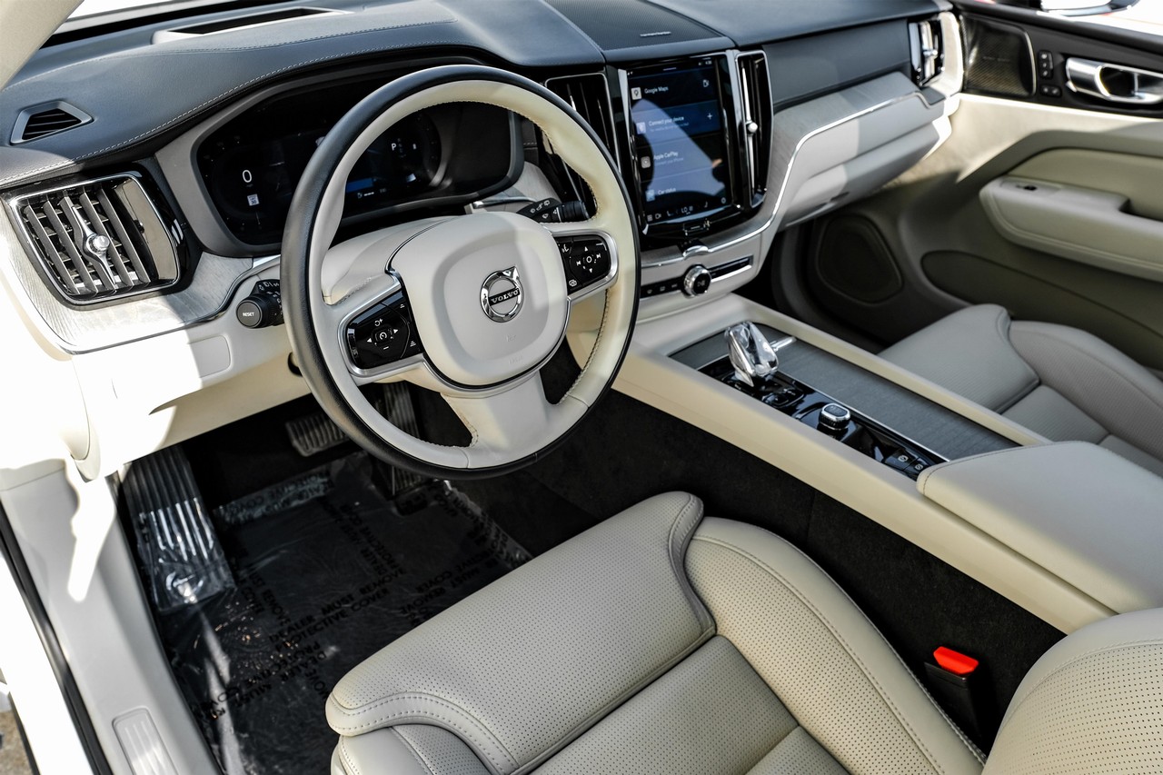 Volvo XC60 Vehicle Main Gallery Image 03