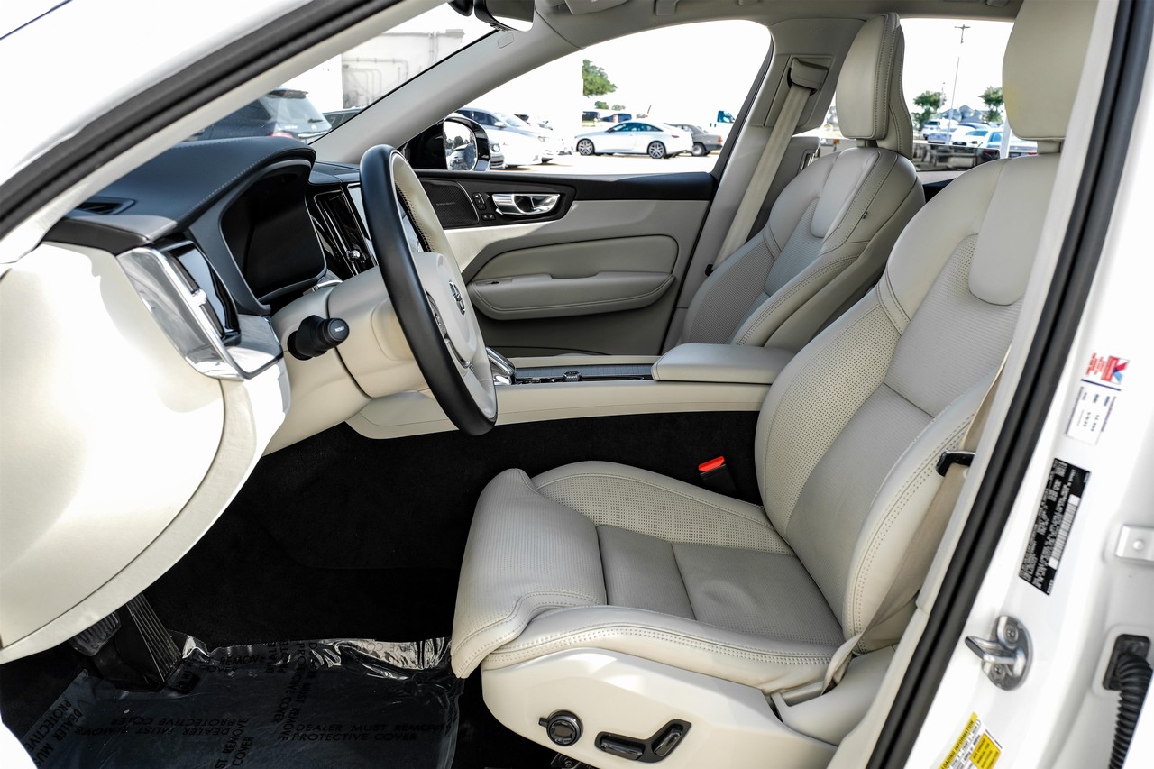 Volvo XC60 Vehicle Main Gallery Image 04