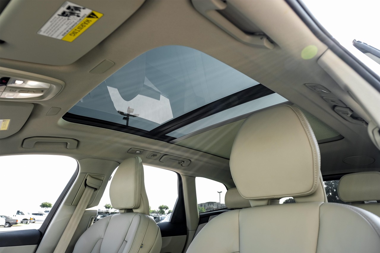 Volvo XC60 Vehicle Main Gallery Image 05