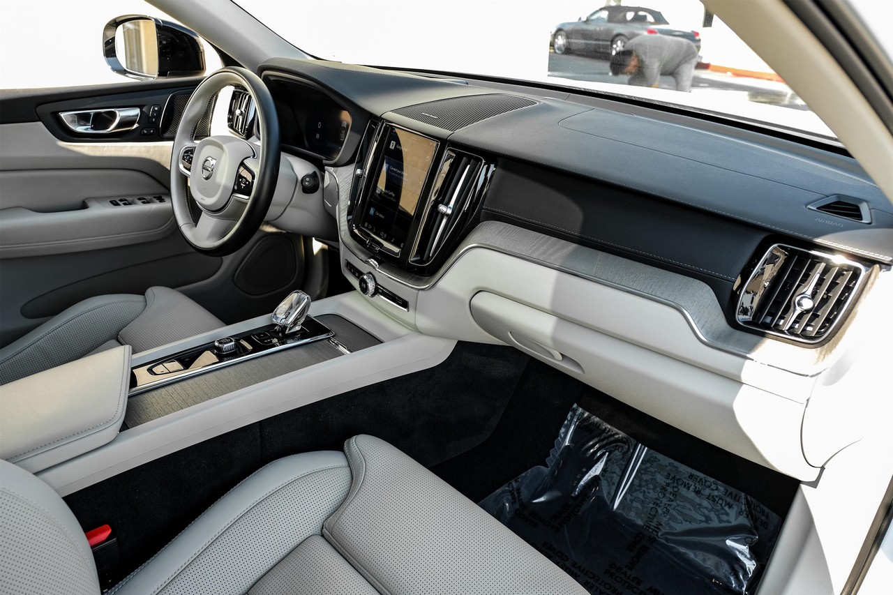 Volvo XC60 Vehicle Main Gallery Image 13