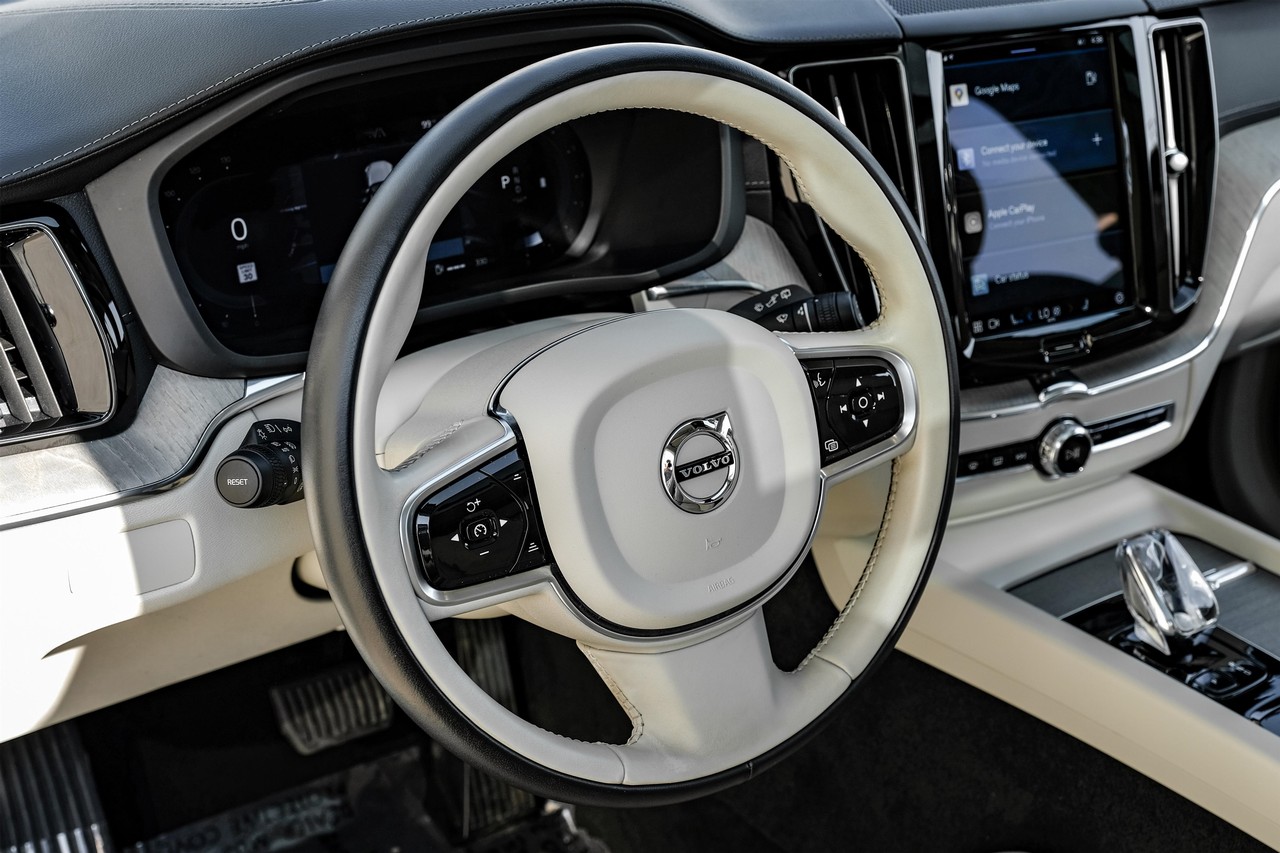 Volvo XC60 Vehicle Main Gallery Image 16