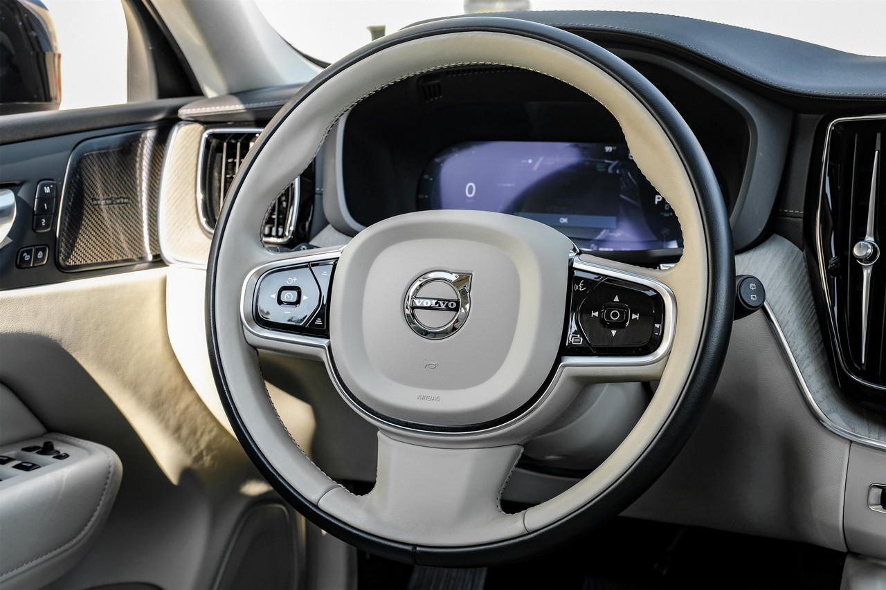 Volvo XC60 Vehicle Main Gallery Image 17