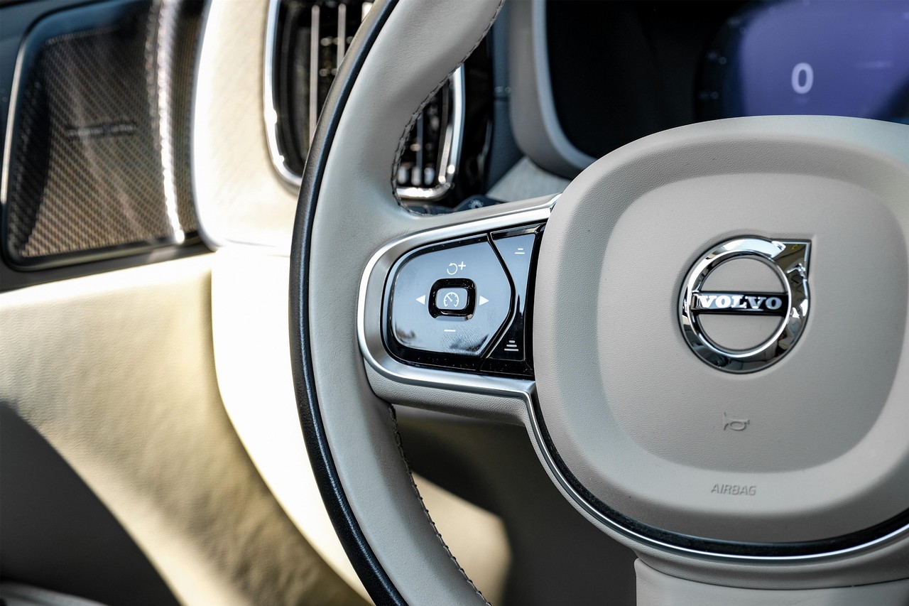 Volvo XC60 Vehicle Main Gallery Image 18