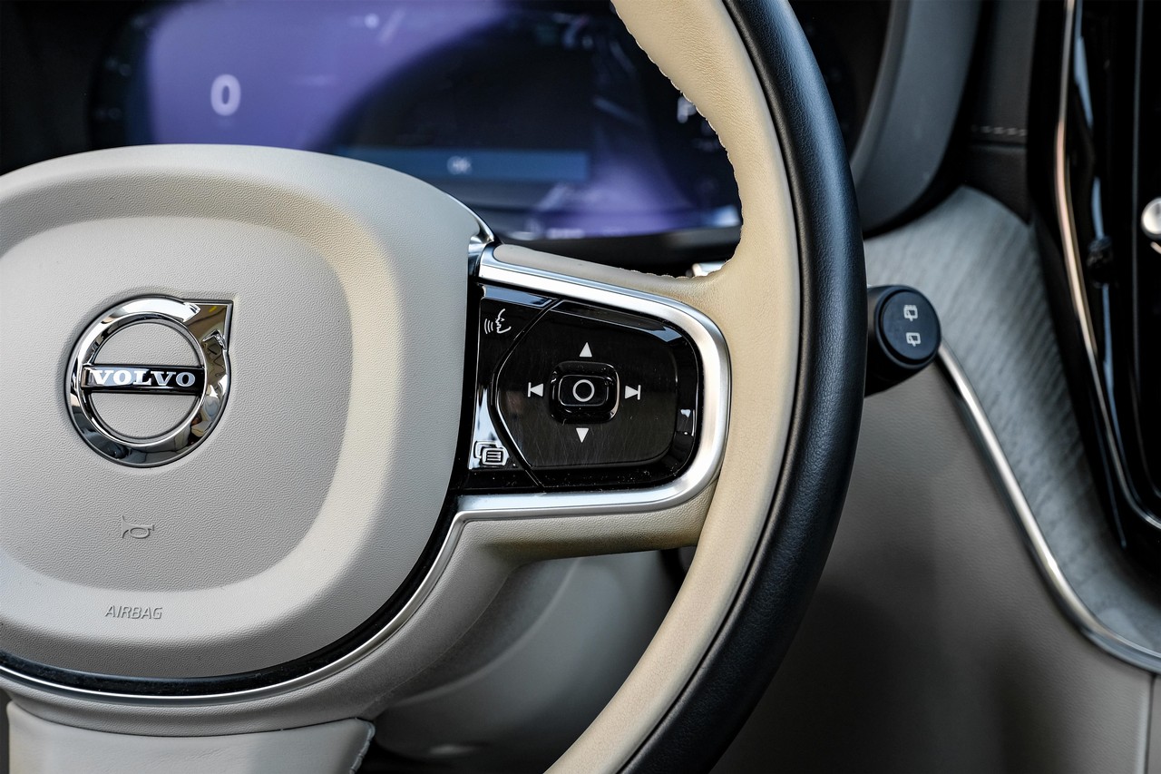 Volvo XC60 Vehicle Main Gallery Image 19