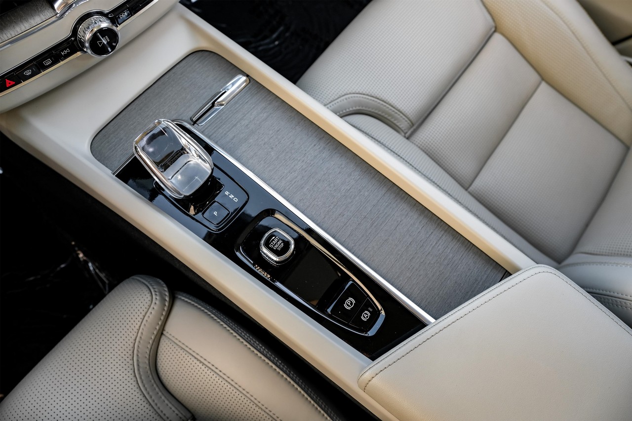Volvo XC60 Vehicle Main Gallery Image 24