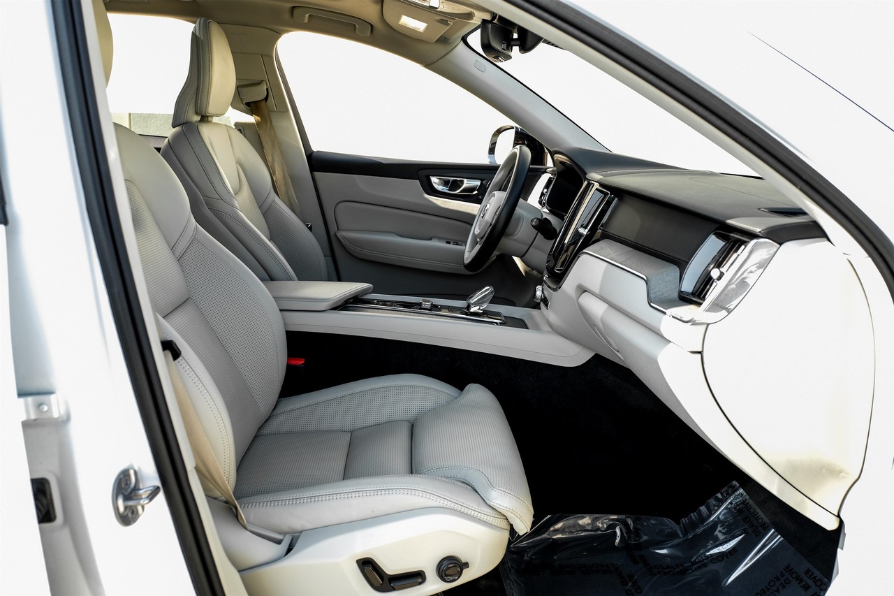 Volvo XC60 Vehicle Main Gallery Image 32