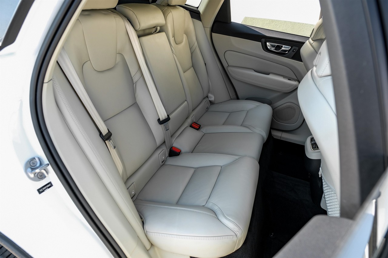 Volvo XC60 Vehicle Main Gallery Image 34