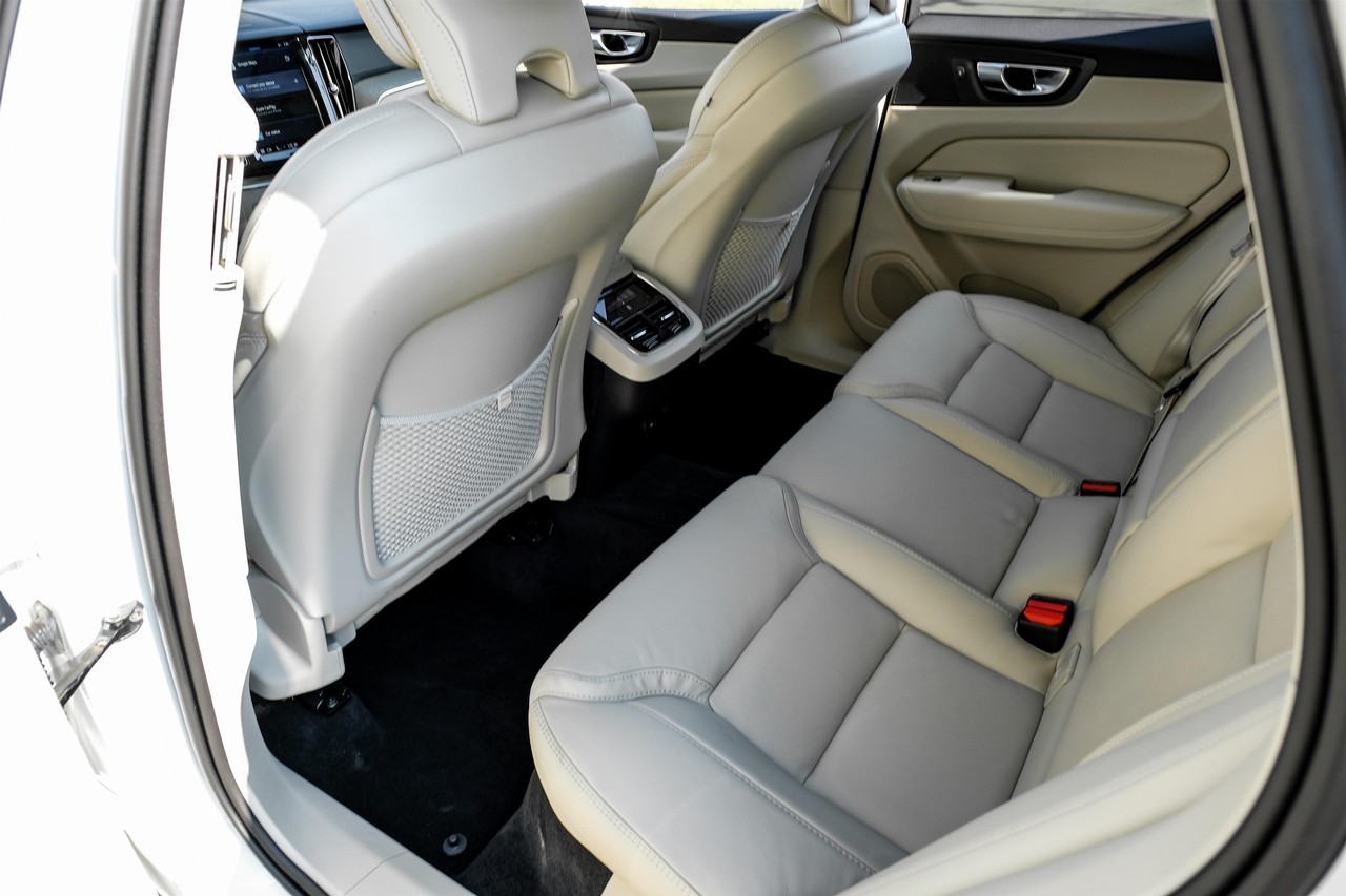 Volvo XC60 Vehicle Main Gallery Image 36