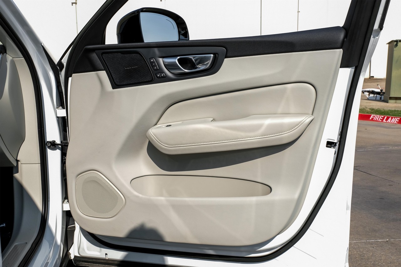 Volvo XC60 Vehicle Main Gallery Image 42