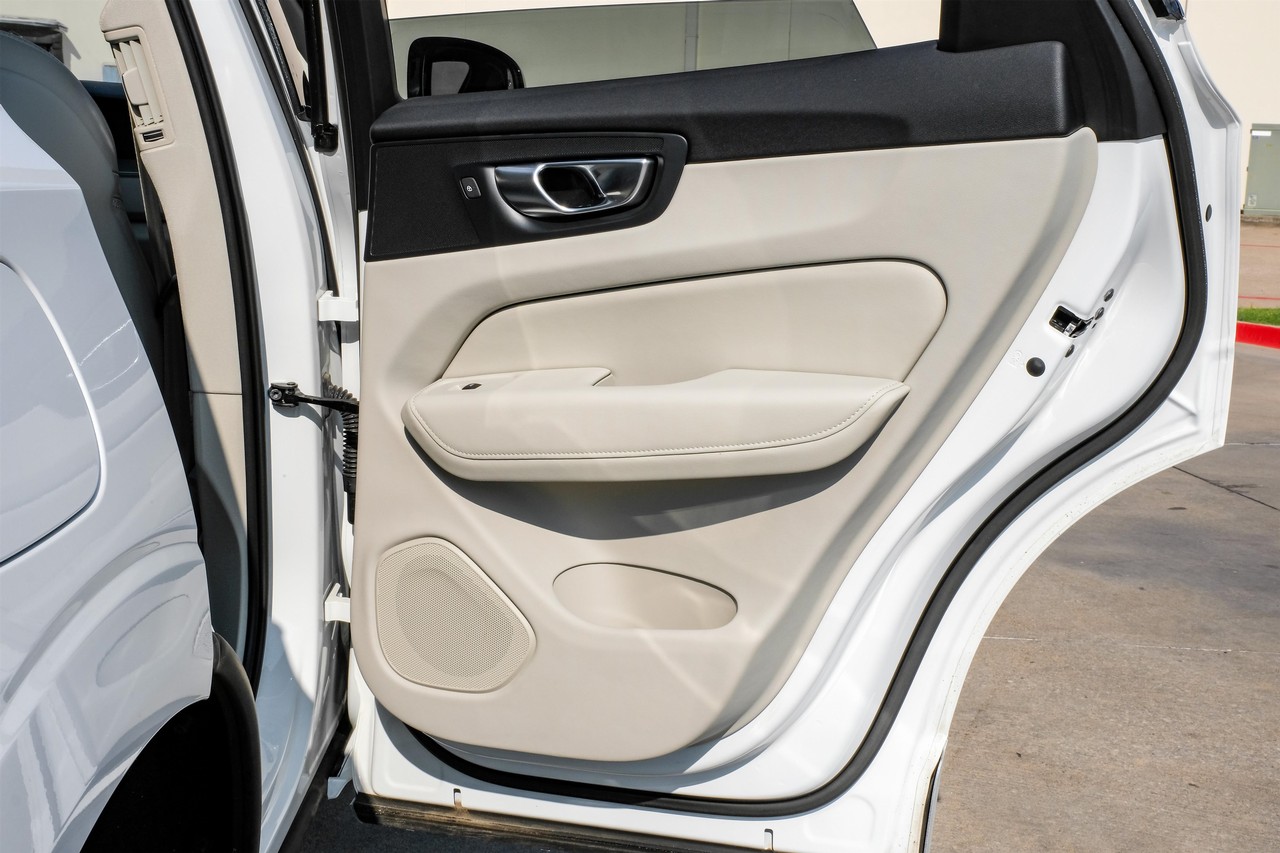 Volvo XC60 Vehicle Main Gallery Image 44