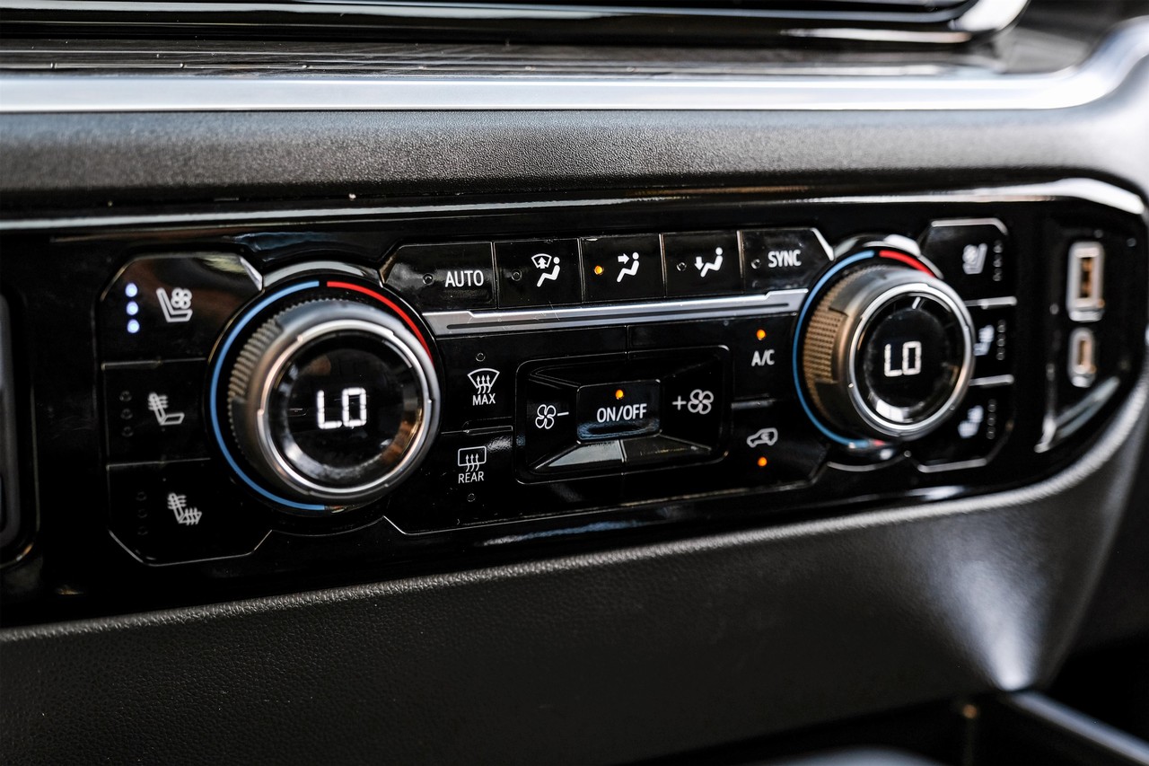 Chevrolet Silverado 1500 Vehicle Main Gallery Image 25