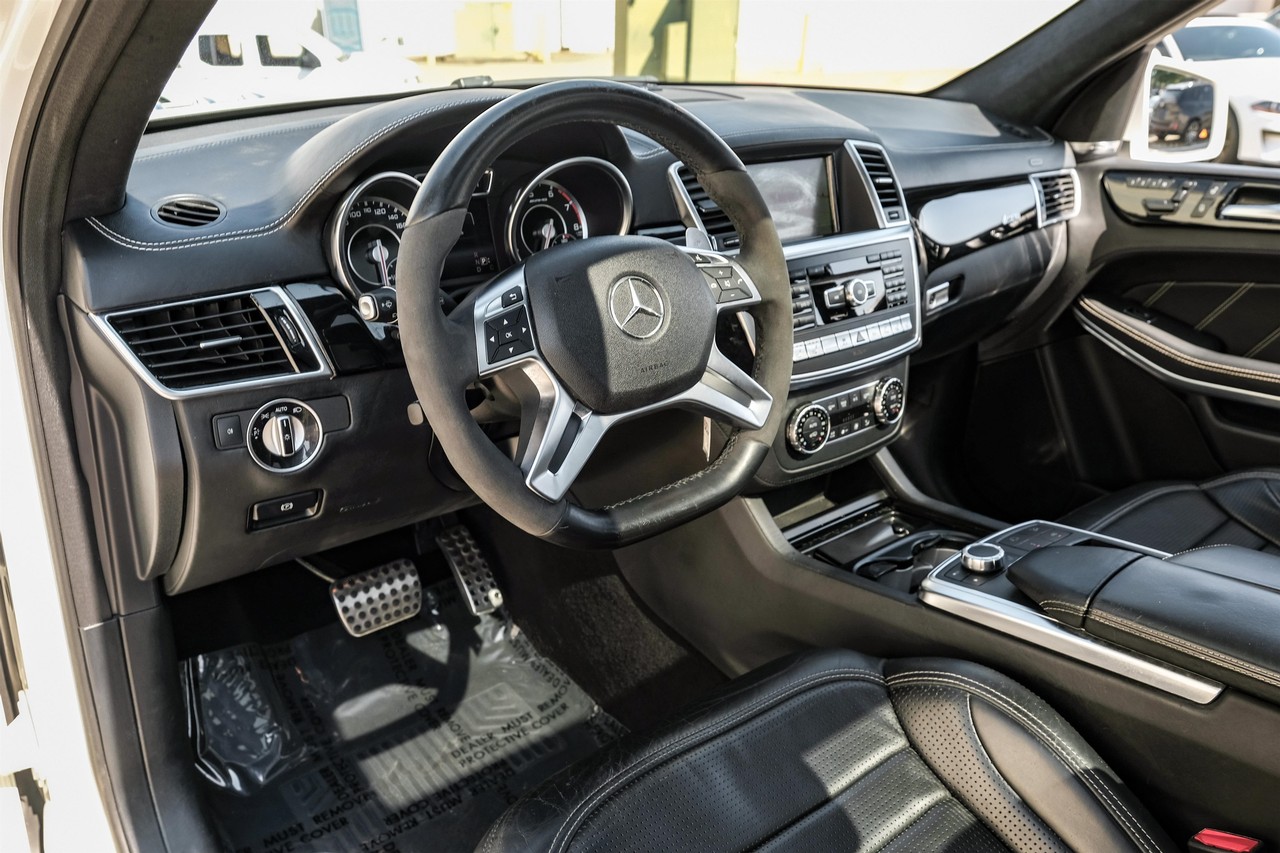 Mercedes-Benz GL-Class Vehicle Main Gallery Image 03