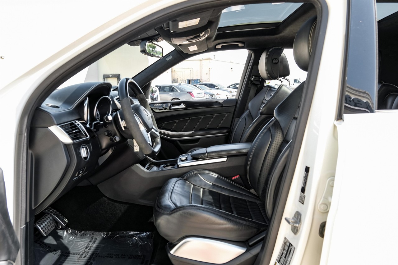 Mercedes-Benz GL-Class Vehicle Main Gallery Image 04