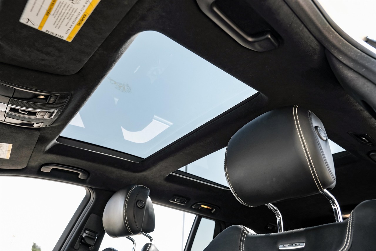Mercedes-Benz GL-Class Vehicle Main Gallery Image 05