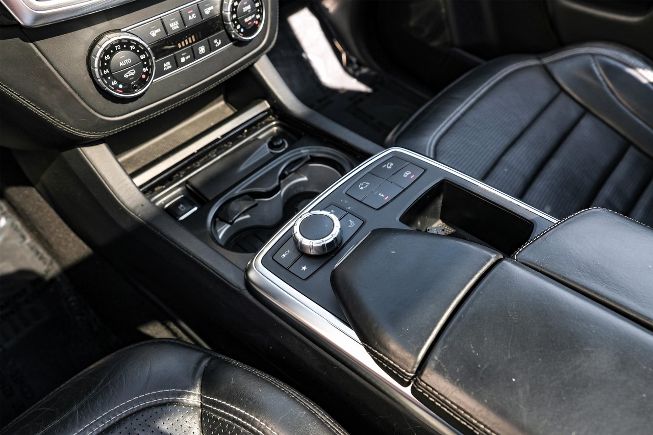 Mercedes-Benz GL-Class Vehicle Main Gallery Image 23