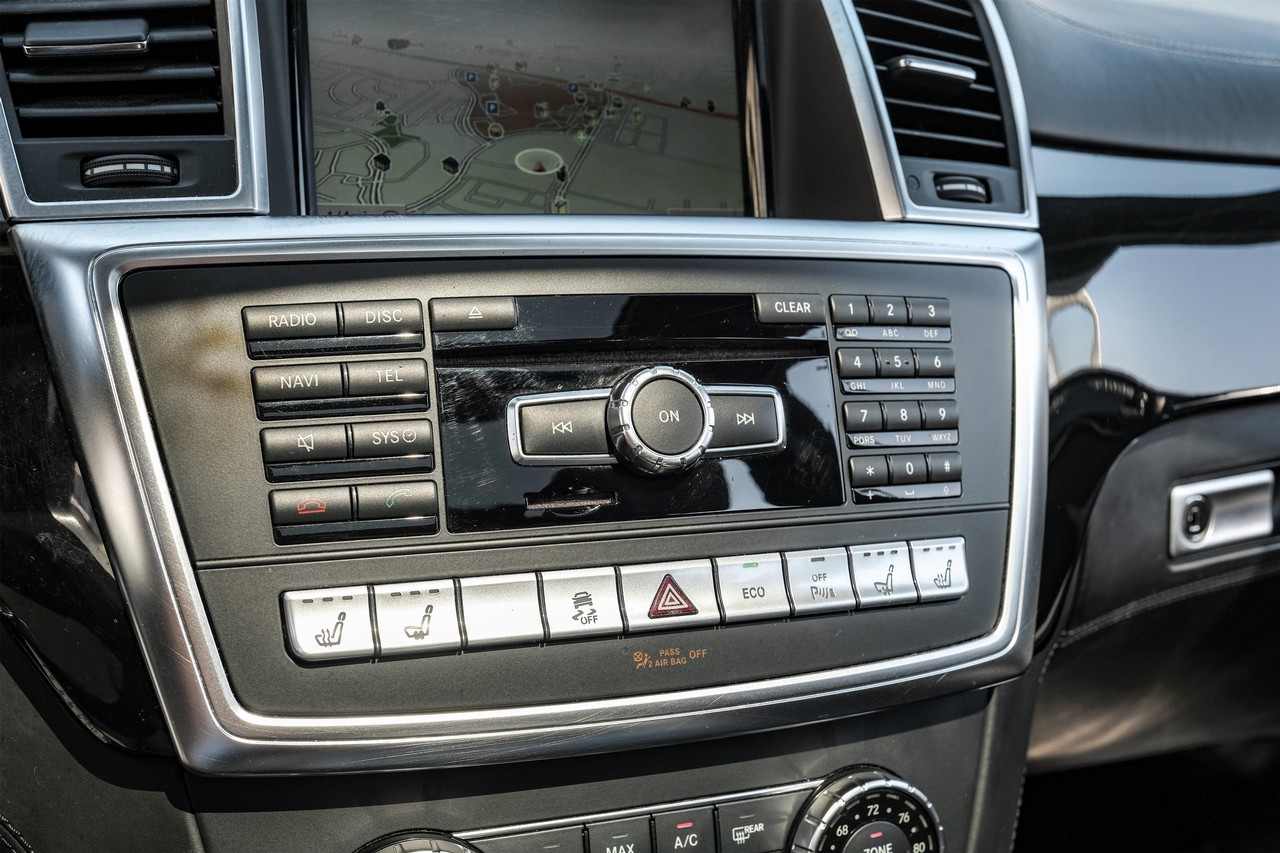 Mercedes-Benz GL-Class Vehicle Main Gallery Image 25