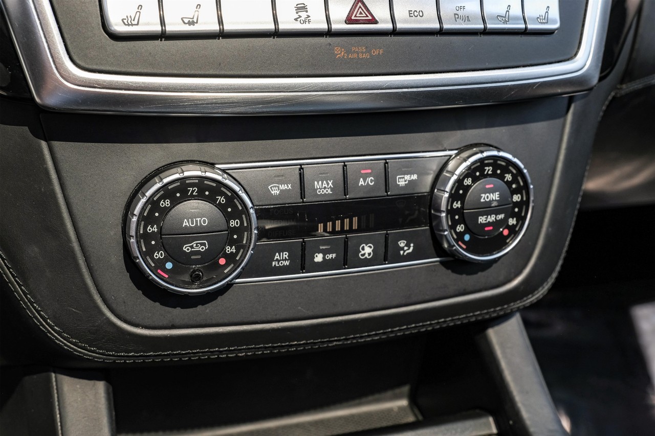Mercedes-Benz GL-Class Vehicle Main Gallery Image 26