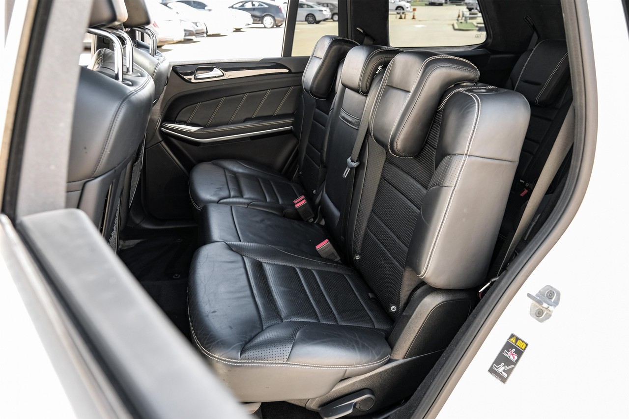 Mercedes-Benz GL-Class Vehicle Main Gallery Image 36