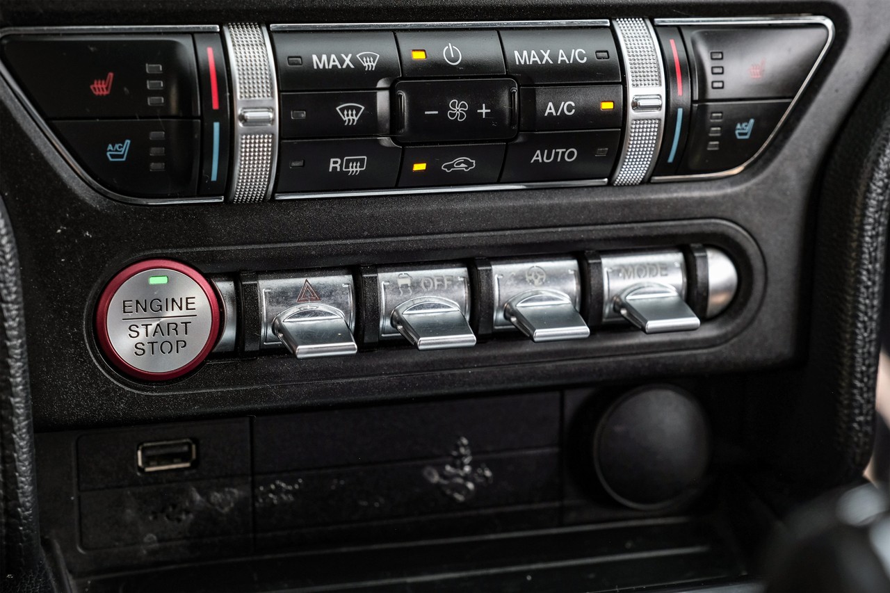 Ford Mustang Vehicle Main Gallery Image 26