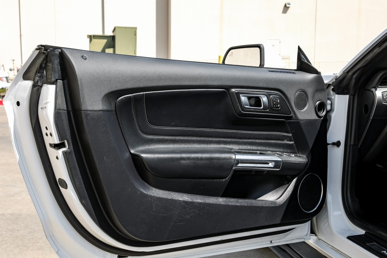 Ford Mustang Vehicle Main Gallery Image 39