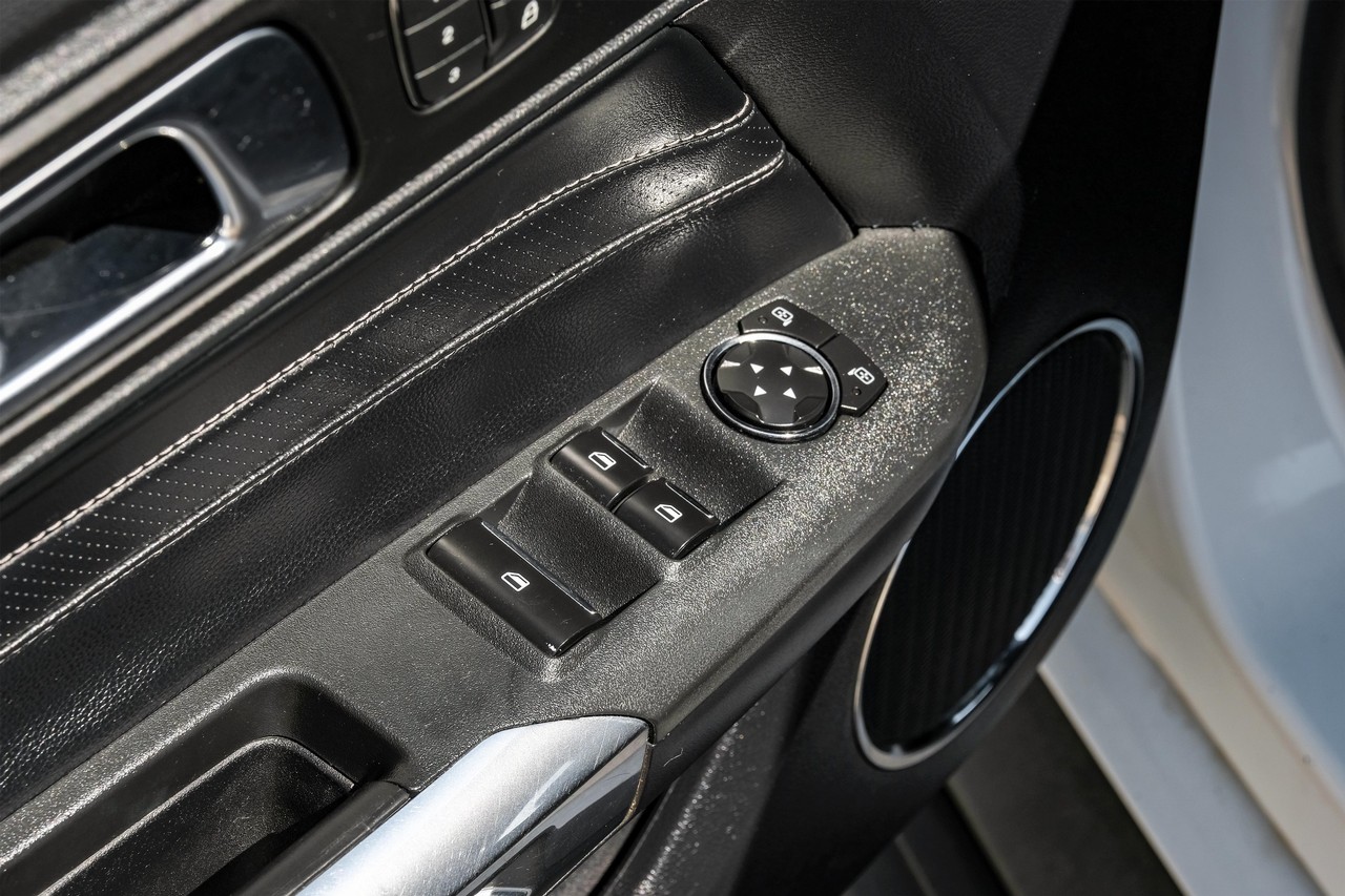 Ford Mustang Vehicle Main Gallery Image 40