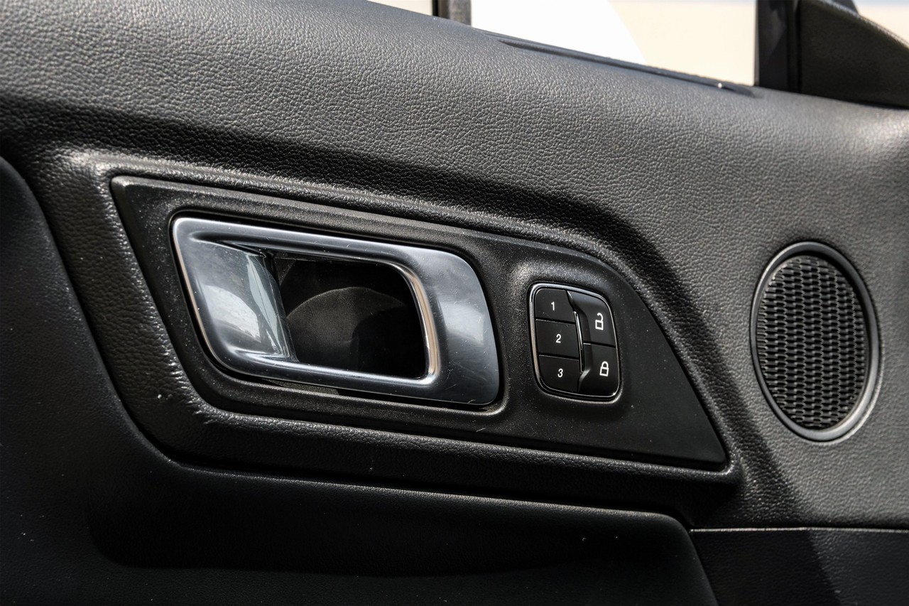 Ford Mustang Vehicle Main Gallery Image 41