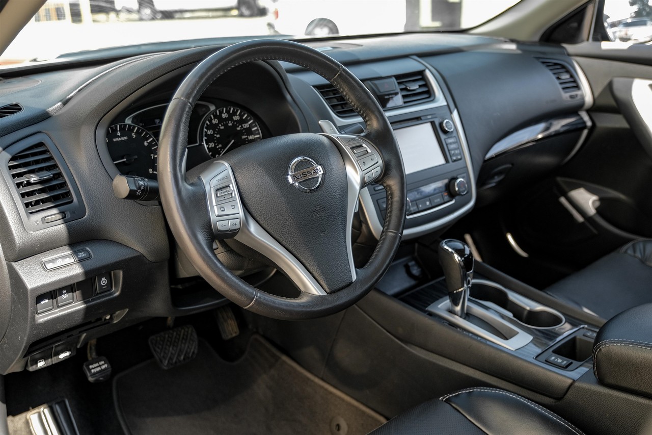 Nissan Altima Vehicle Main Gallery Image 03