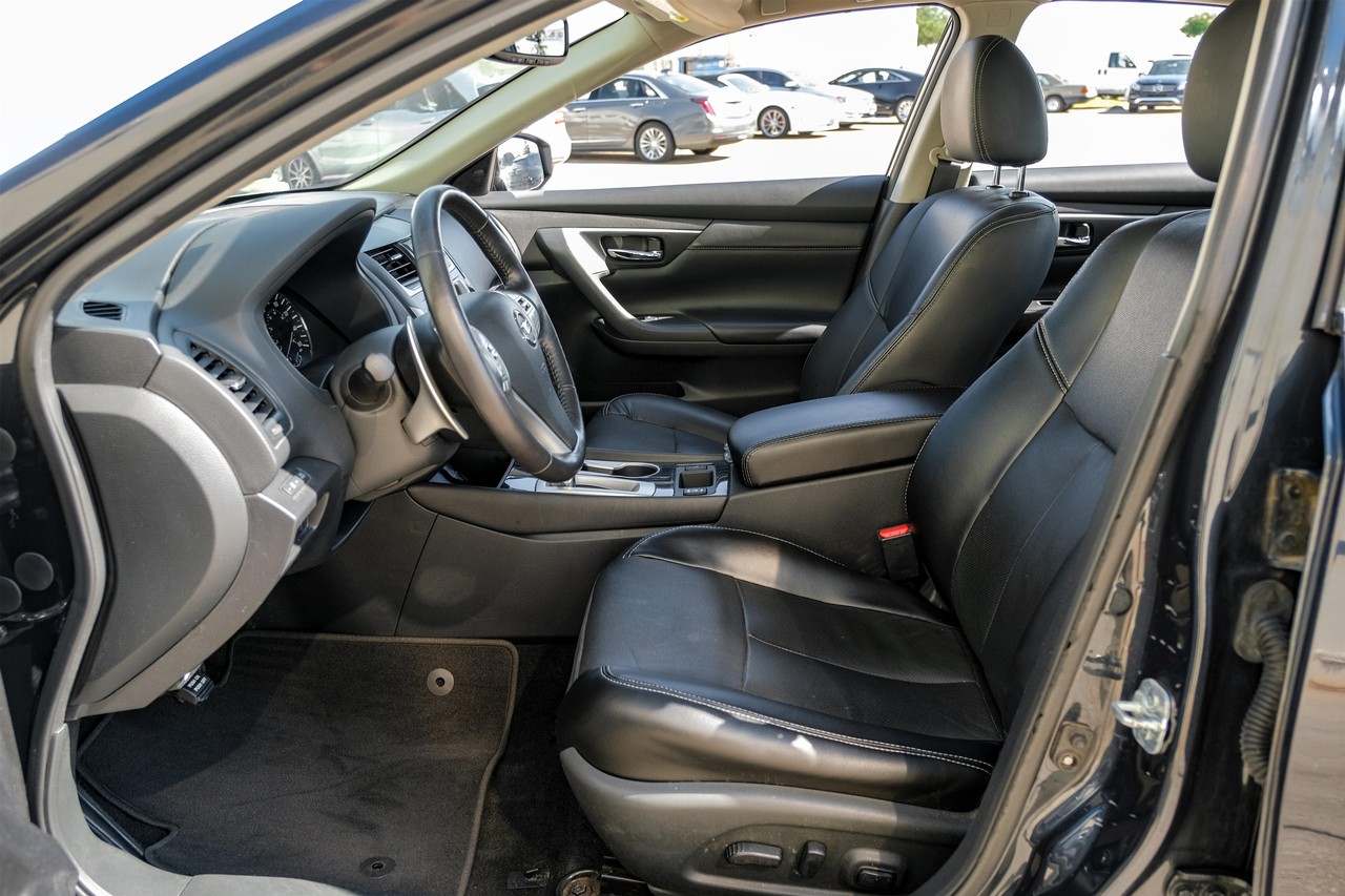 Nissan Altima Vehicle Main Gallery Image 04