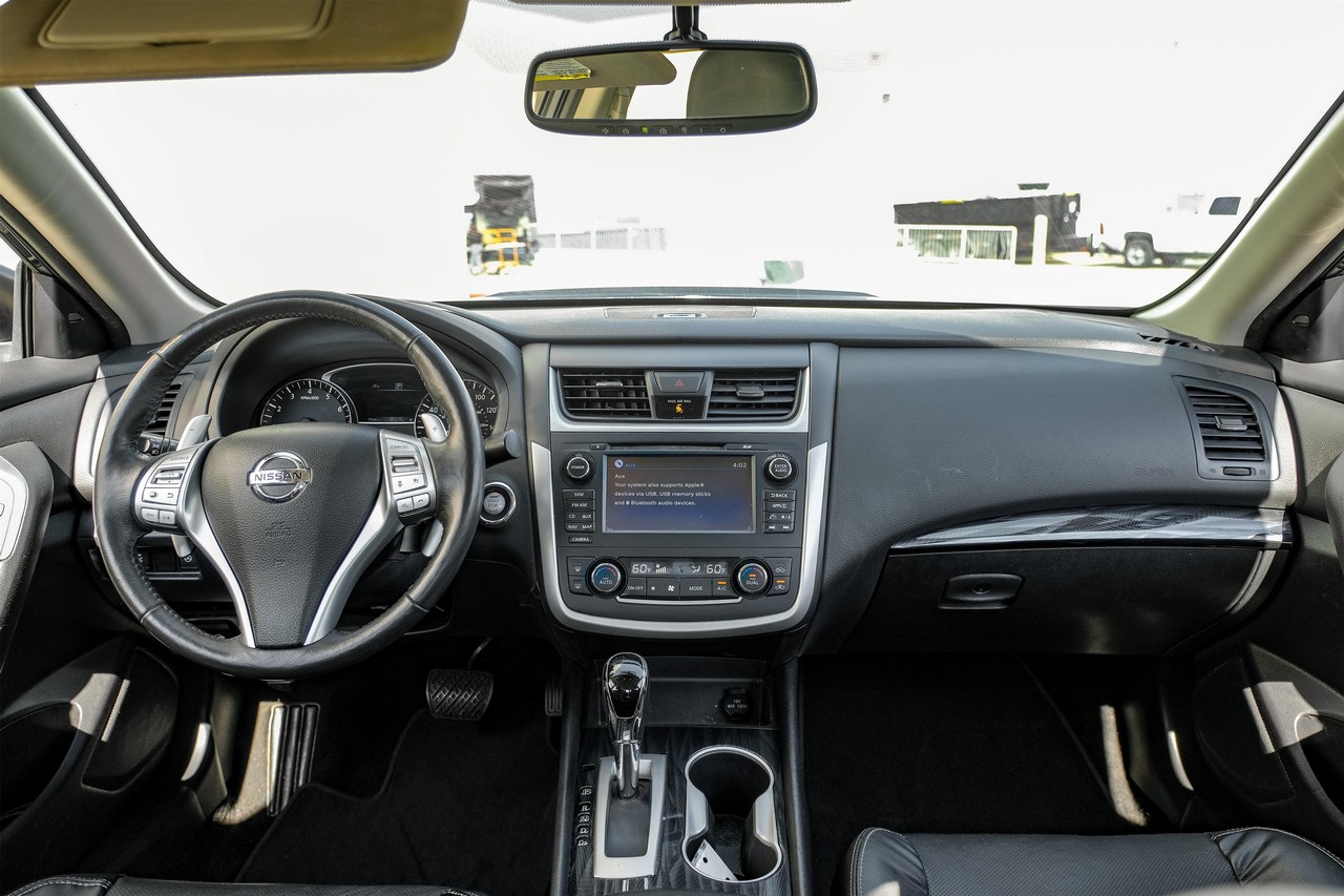 Nissan Altima Vehicle Main Gallery Image 15