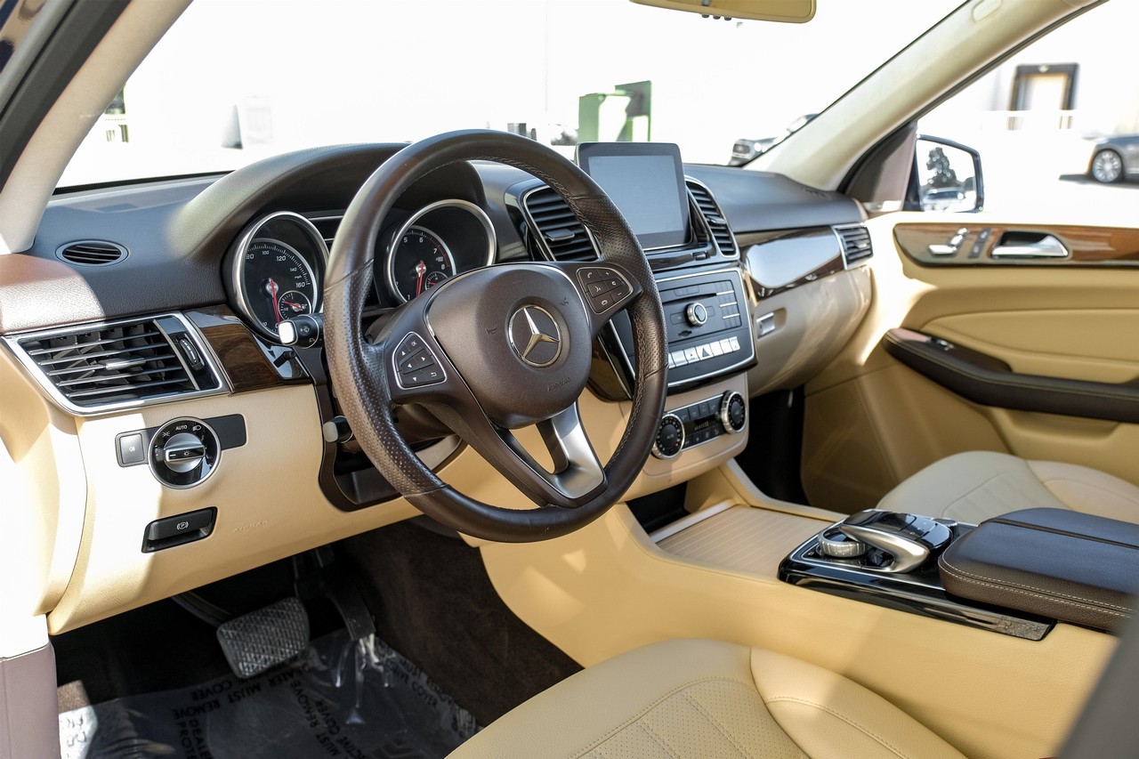 Mercedes-Benz GLE Vehicle Main Gallery Image 03