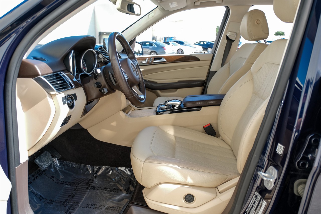 Mercedes-Benz GLE Vehicle Main Gallery Image 04