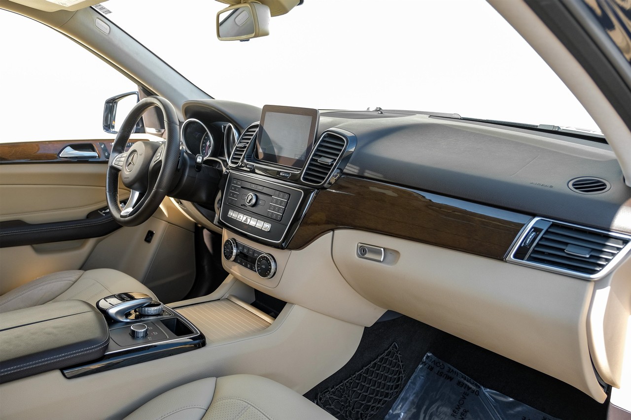 Mercedes-Benz GLE Vehicle Main Gallery Image 13