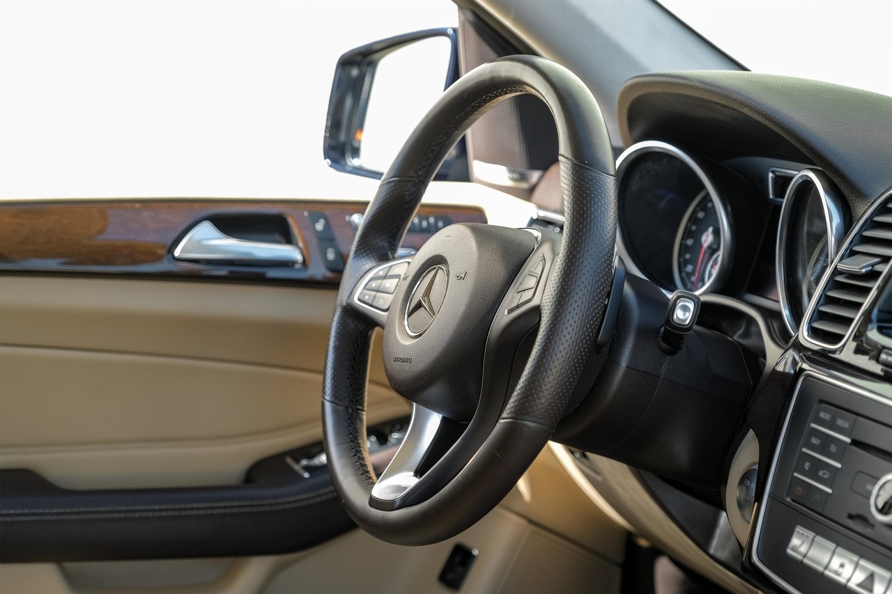 Mercedes-Benz GLE Vehicle Main Gallery Image 14