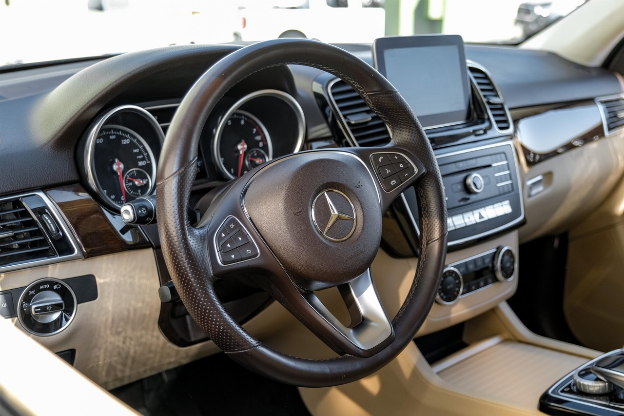 Mercedes-Benz GLE Vehicle Main Gallery Image 16