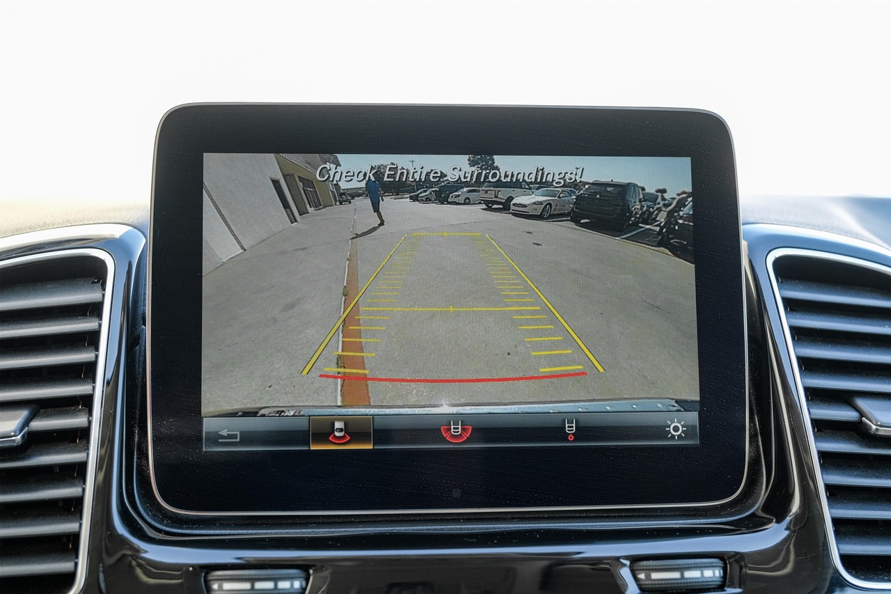 Mercedes-Benz GLE Vehicle Main Gallery Image 23