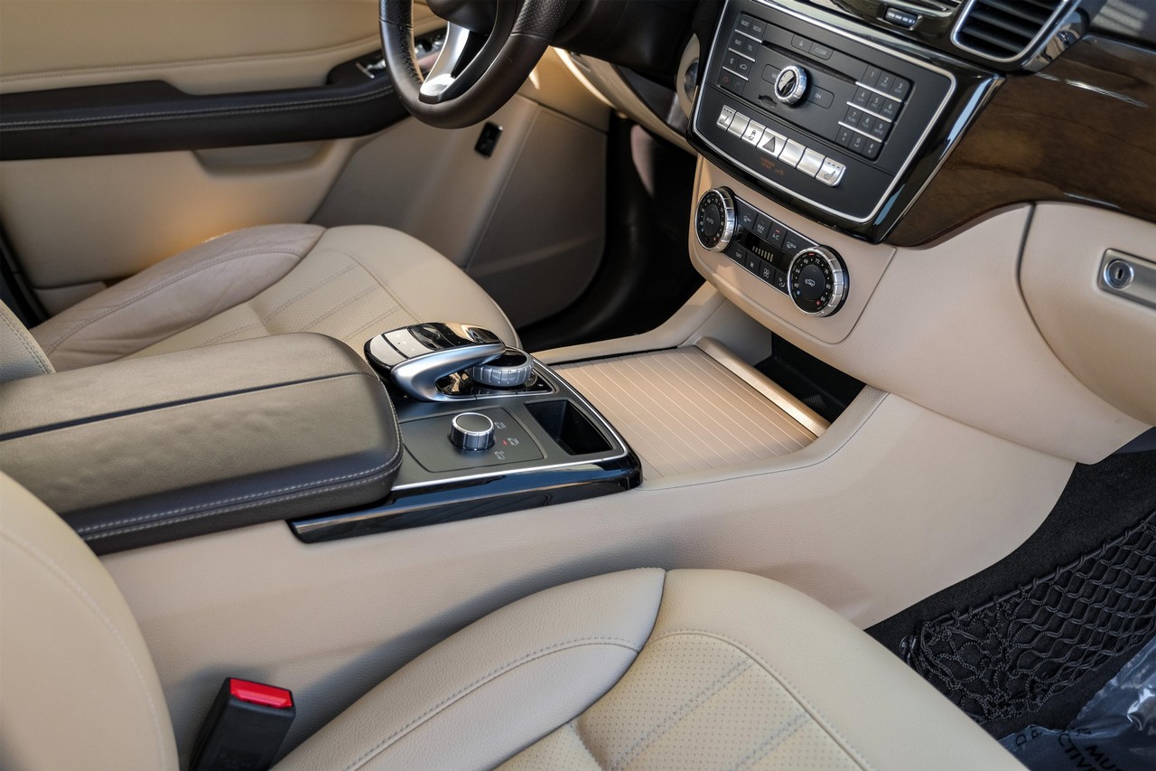Mercedes-Benz GLE Vehicle Main Gallery Image 24
