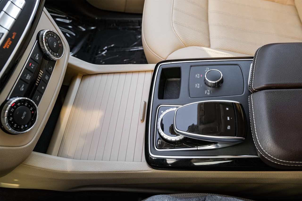Mercedes-Benz GLE Vehicle Main Gallery Image 26