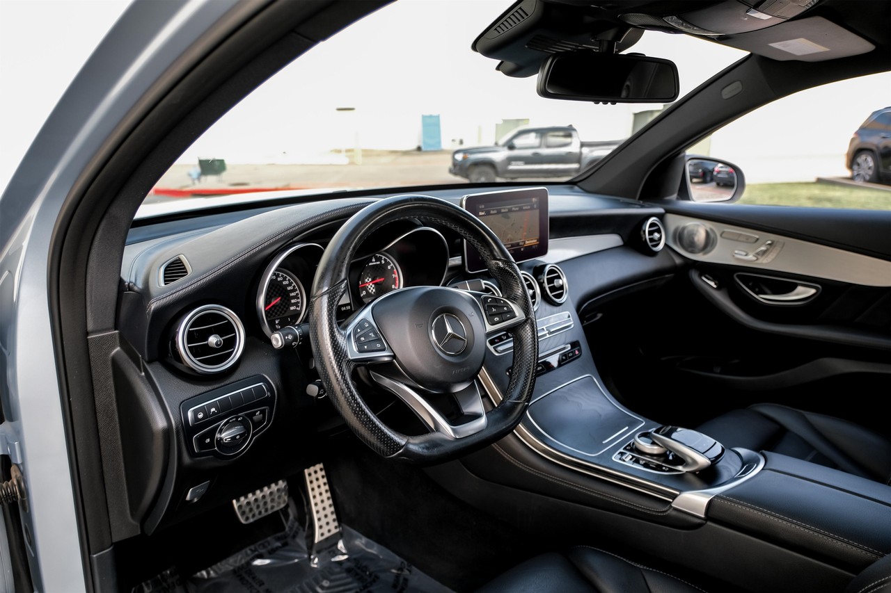 Mercedes-Benz GLC Vehicle Main Gallery Image 03
