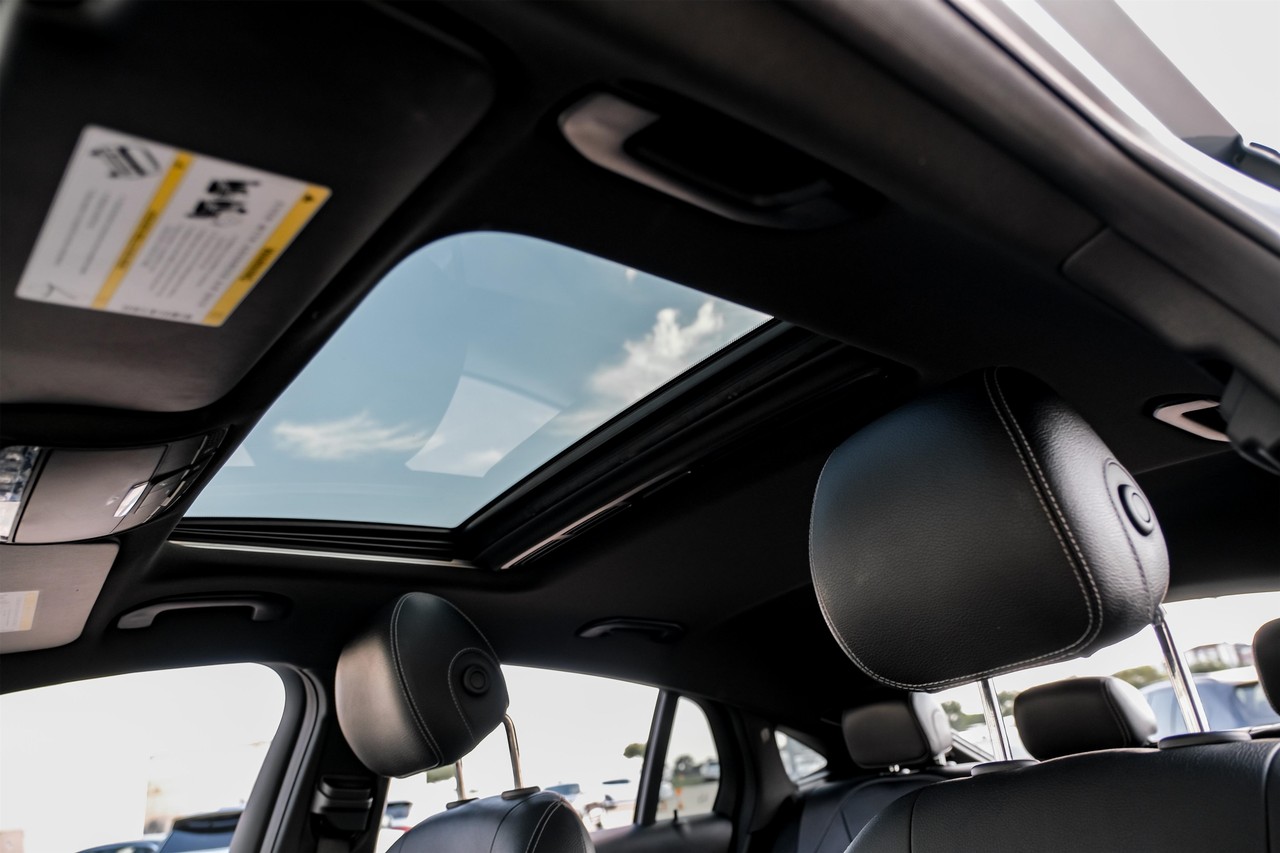 Mercedes-Benz GLC Vehicle Main Gallery Image 05
