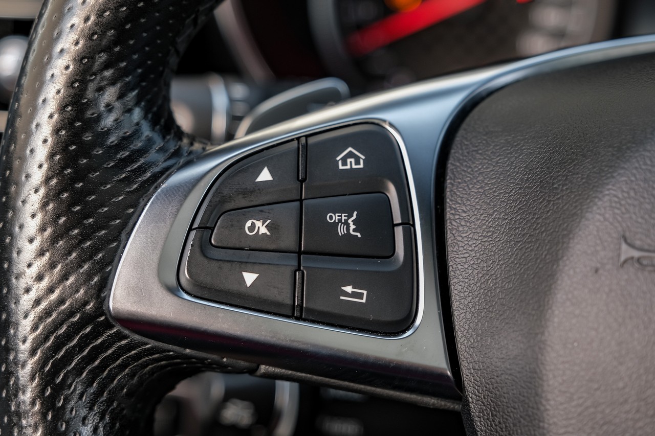 Mercedes-Benz GLC Vehicle Main Gallery Image 18