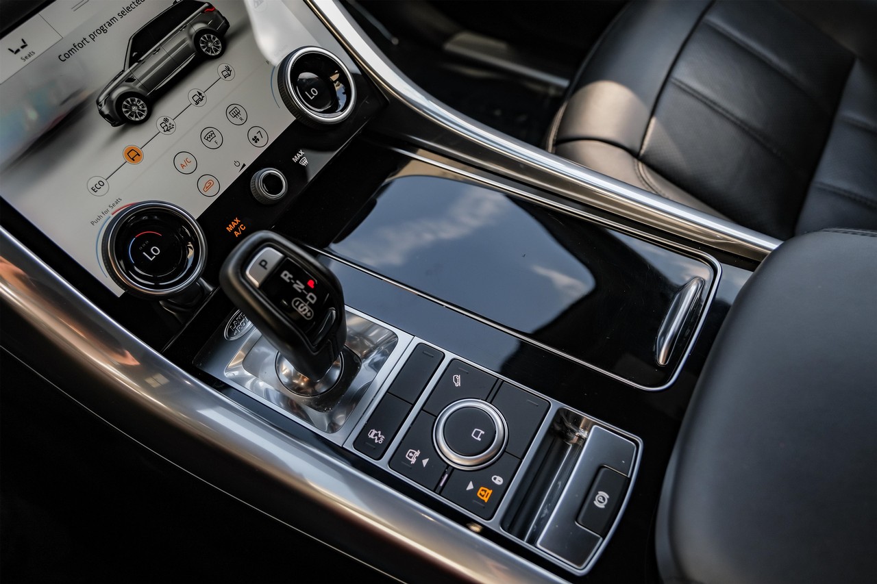 Land Rover Range Rover Sport Vehicle Main Gallery Image 27