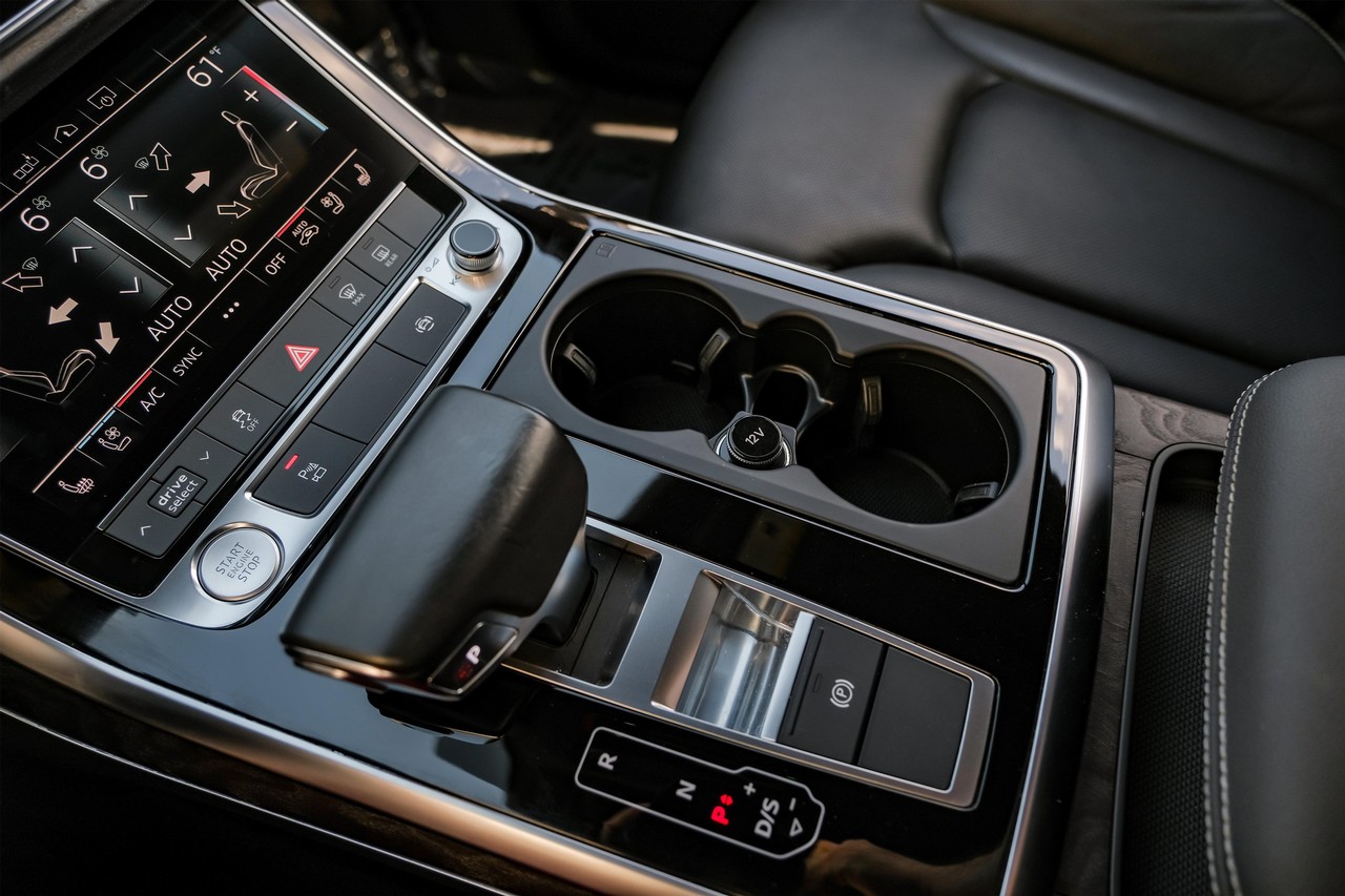 Audi Q8 Vehicle Main Gallery Image 27