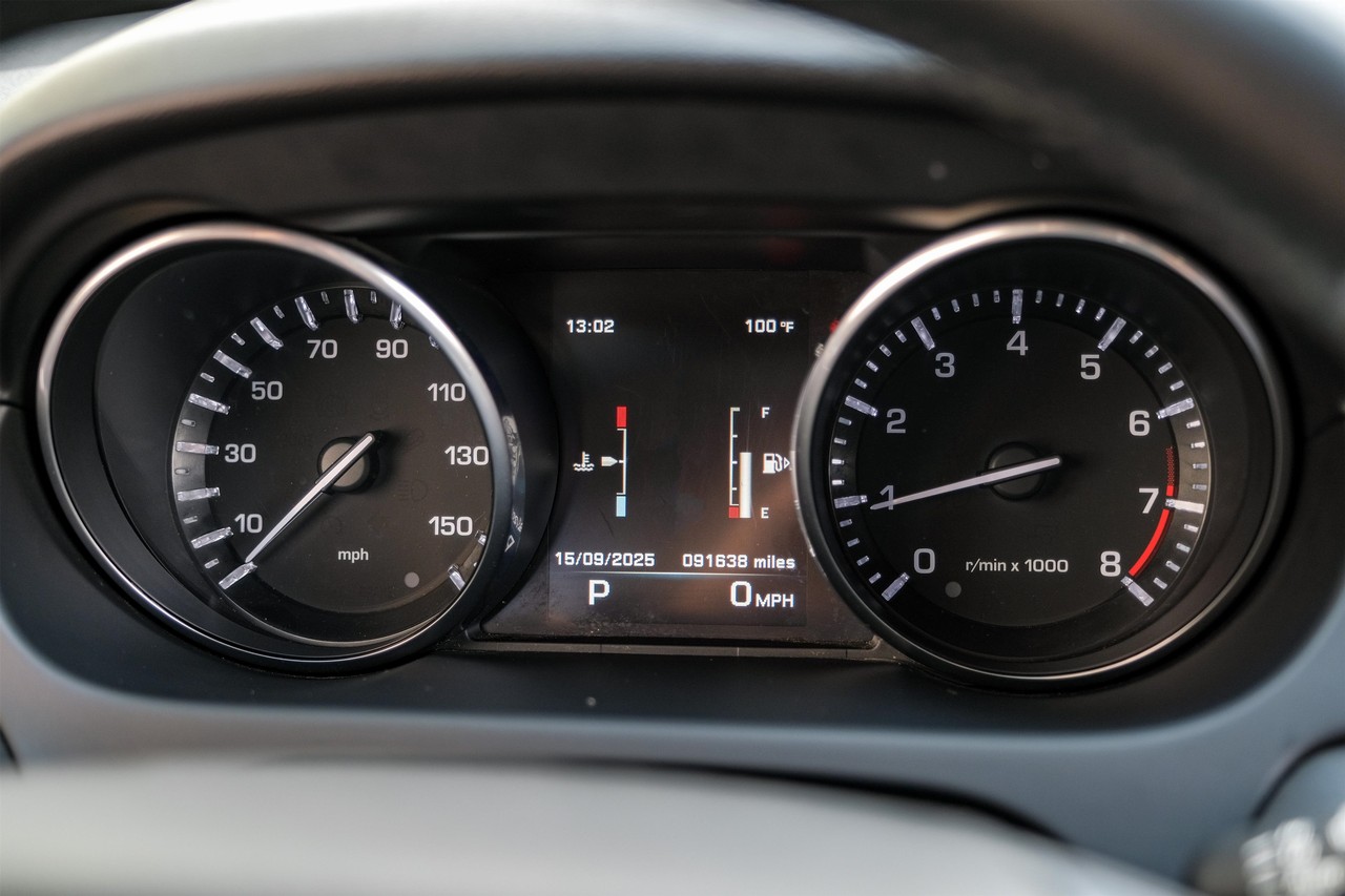 Land Rover Discovery Sport Vehicle Main Gallery Image 18