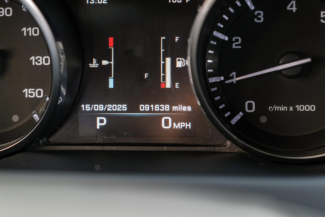 Land Rover Discovery Sport Vehicle Main Gallery Image 19