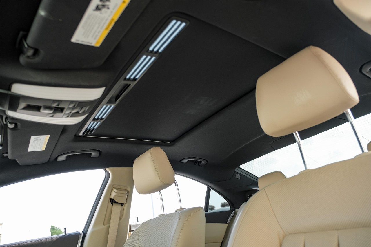 Mercedes-Benz CLS Vehicle Main Gallery Image 05